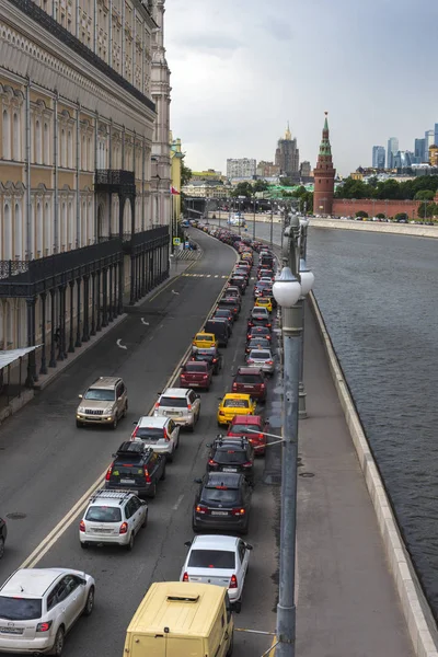 Rusia Moscú 2017 Atasco Tráfico Hora Punta Terraplén Del Río —  Fotos de Stock