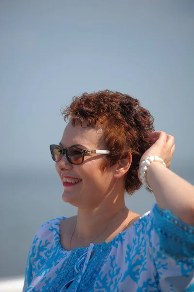 Lycklig Kvinna Med Kort Hår Solglasögon Och Blå Klänning — Stockfoto