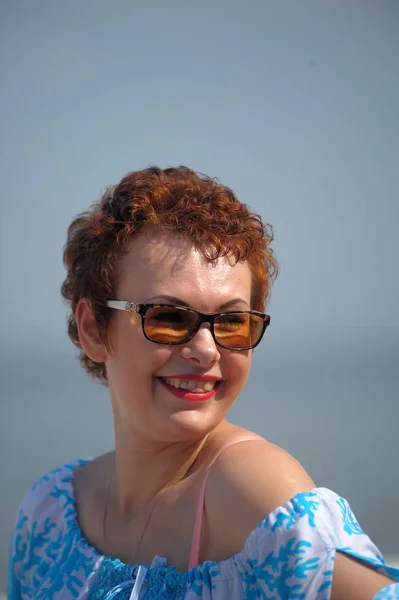 Mujer Feliz Con Pelo Corto Gafas Sol Vestido Azul —  Fotos de Stock