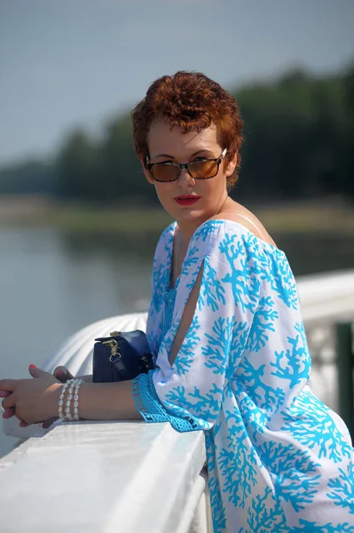 Mulher Feliz Com Cabelo Curto Óculos Sol Vestido Azul — Fotografia de Stock