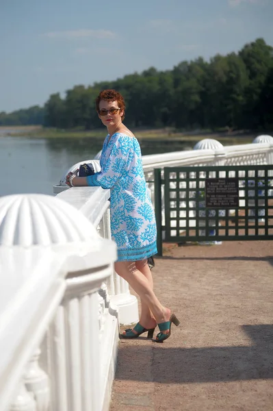 Счастливая Женщина Короткими Волосами Солнцезащитных Очках Синем Платье — стоковое фото