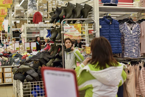 Россия Санкт Петербург 2015 Покупатели Измеряют Одежду Супермаркете — стоковое фото