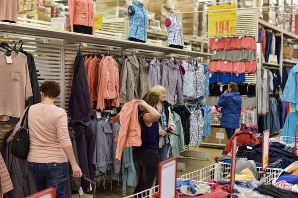 Rússia São Petersburgo 2015 Compradores Medem Roupas Supermercado — Fotografia de Stock