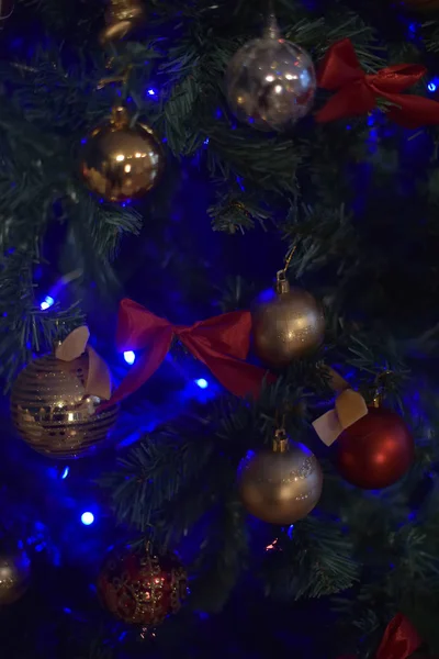 青色の背景は モミの木でクリスマス ツリーの飾り — ストック写真