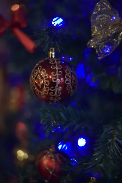 Blå Bakgrund Fir Tree Med Julgran Dekorationer — Stockfoto