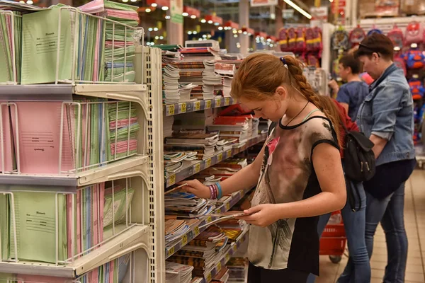 ロシア サンクトペテルブルク 2017バイヤーは 学年のためのスーパーマーケットのノートや文房具で選択します — ストック写真