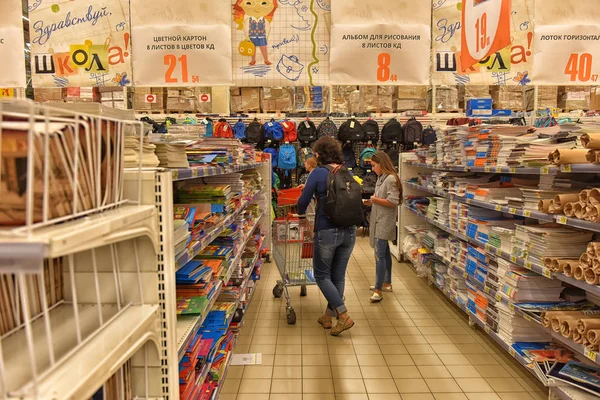 Rússia São Petersburgo 2017 Compradores Escolhem Nos Cadernos Supermercado Artigos — Fotografia de Stock