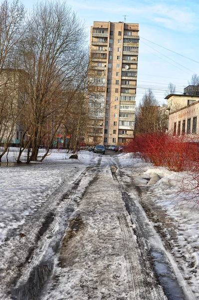 ロシア サンクトペテルブルグ 2013 スラッシュ 水たまりや春の街に雪が溶けて — ストック写真
