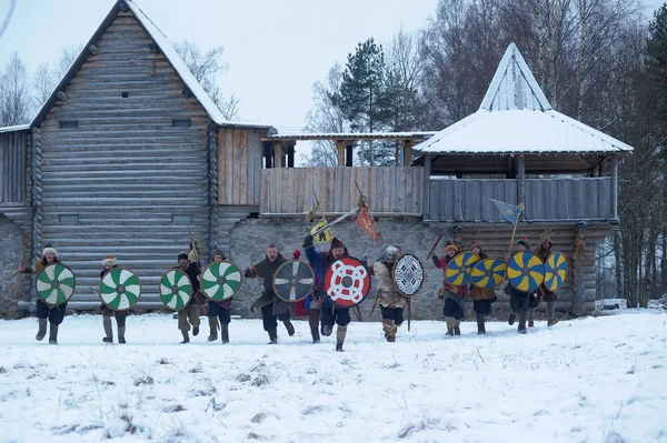 ロシア サンクトペテルブルク 2014 祭りは 冬のヴァイキング時代の歴史的再構成です ヴァイキングの攻撃盾とヘルメット — ストック写真