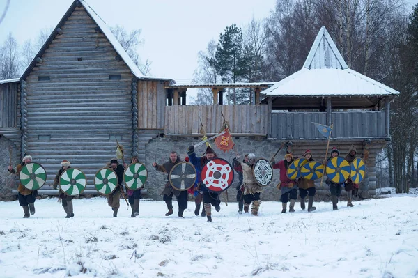 Oroszország Szentpétervár 2014 Fesztivál Visszaemlékezése Viking Korban Télen Vikingek Támadás — Stock Fotó