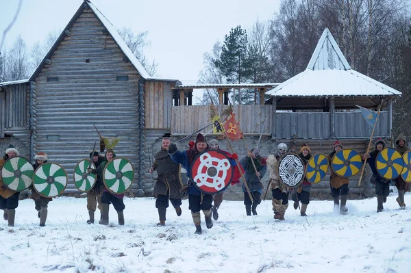 Oroszország Szentpétervár 2014 Fesztivál Visszaemlékezése Viking Korban Télen Vikingek Támadás — Stock Fotó