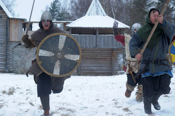 Oroszország Szentpétervár 2014 Fesztivál Visszaemlékezése Viking Korban Télen Vikingek Támadás — Stock Fotó