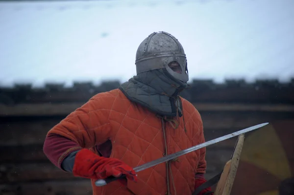 ロシア サンクトペテルブルク 2014 祭りは 冬のヴァイキング時代の歴史的再構成です ヴァイキングの剣を戦い — ストック写真