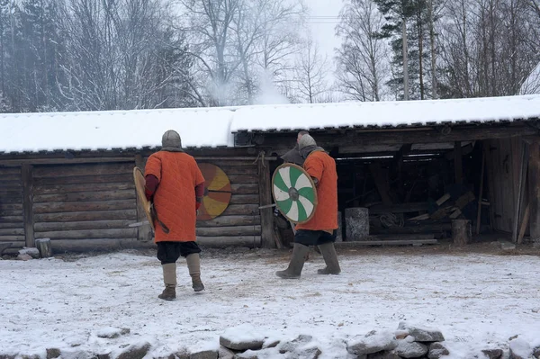ロシア サンクトペテルブルク 2014 祭りは 冬のヴァイキング時代の歴史的再構成です ヴァイキングの剣を戦い — ストック写真