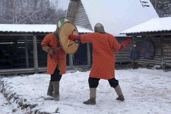 Oroszország Szentpétervár 2014 Fesztivál Visszaemlékezése Viking Korban Télen Két Vikingek — Stock Fotó