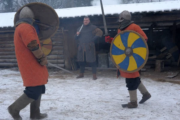 Oroszország Szentpétervár 2014 Fesztivál Visszaemlékezése Viking Korban Télen Két Vikingek — Stock Fotó