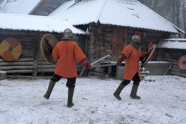 Oroszország Szentpétervár 2014 Fesztivál Visszaemlékezése Viking Korban Télen Két Vikingek — Stock Fotó