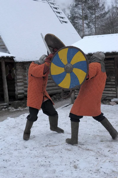 俄罗斯 圣彼得堡 26012014这个节日是冬季维京时代的历史性重建 两个维京战斗剑 — 图库照片