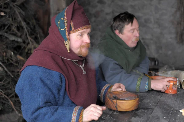 俄罗斯 圣彼得堡 26012014节日是维京人年龄的历史重建在冬天 中世纪餐饮 餐桌上的维京海盗 — 图库照片