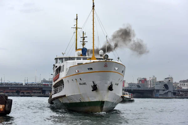 Turkiet Istanbul 2018 Båt Förtöjd Till Pier Nära Galatabron — Stockfoto