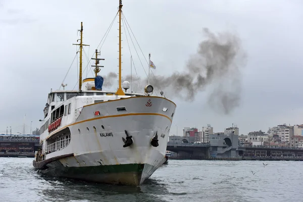 Turkiet Istanbul 2018 Båt Förtöjd Till Pier Nära Galatabron — Stockfoto