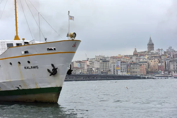 Turchia Istanbul 2018 Barca Ormeggiata Molo Vicino Ponte Galata — Foto Stock