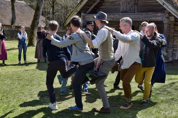 Lettland Riga 2016 Lettiska Folkdans Män Till Lettiska Etnografiska Museet — Stockfoto