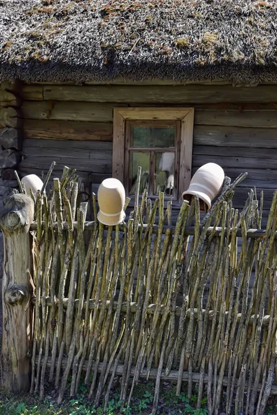 Cerca Del Wattle Con Las Ollas Arcilla — Foto de Stock