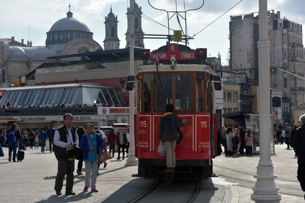 Turecko Istanbul 2018 Červené Retro Tramvají Istiklal — Stock fotografie