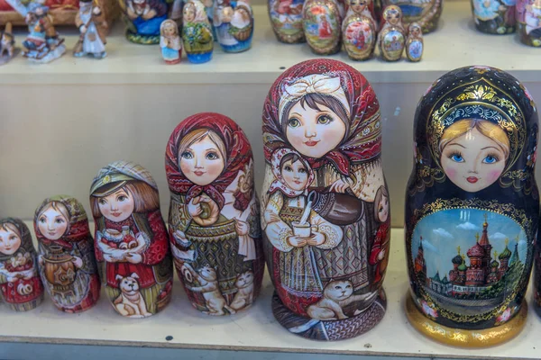 Russia Mosca 2018 Bambole Annidate Nella Vetrina Del Negozio Souvenir — Foto Stock