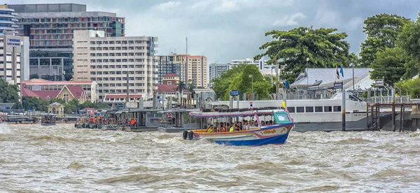 チャオプラヤー川沿いにバンコク 2018 観光用ボート バンコク市内はアジアのベニスと呼ばれる — ストック写真
