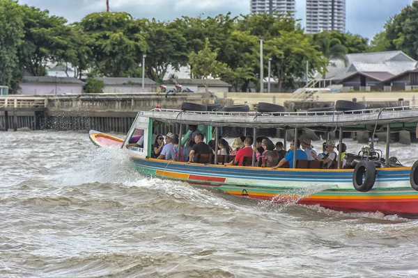Bangkok Thailand 2018 Tourists Boats Chao Phraya River Thailand Bangkok — Stock Photo, Image