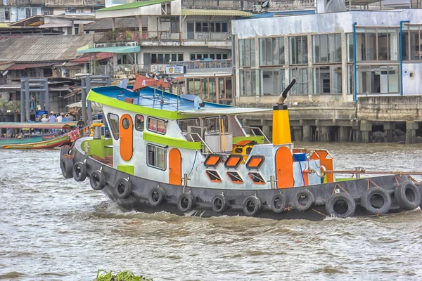 20082018 内河船运送乘客和游客下潮海傍河 这条河仍然是运送乘客的常用方法 它连接了许多小运河 — 图库照片
