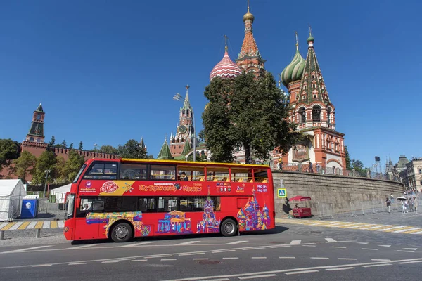 Росія Москва 2018 Червоний Туристичних Дворівневими Автобус Тлі Собор Василя — стокове фото