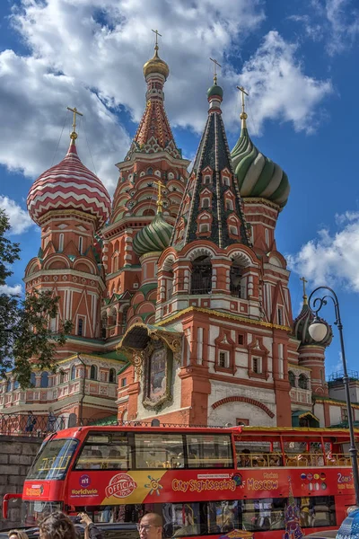 Rússia Moscou 2018 Ônibus Turístico Vermelho Dois Andares Contra Fundo — Fotografia de Stock