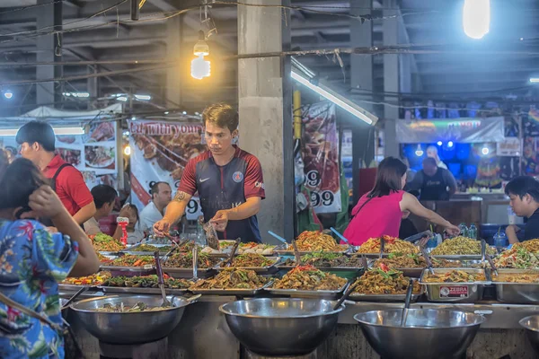 Thailand Pattaya 2018 Mensen Een Scala Aan Diverse Gerechten Uit — Stockfoto