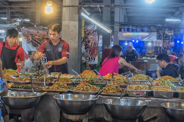 Tailandia Pattaya 2018 Personas Una Variedad Diversos Platos Cocina Tailandesa —  Fotos de Stock