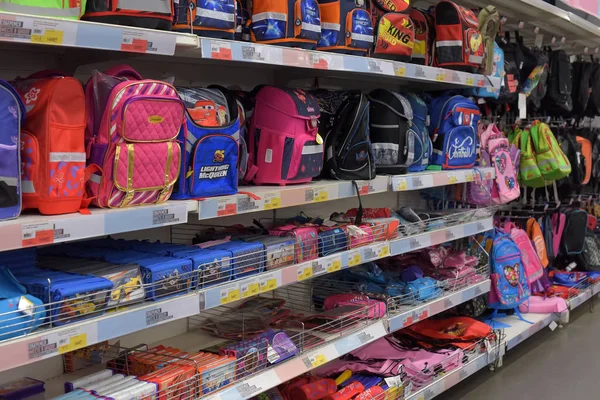 俄罗斯 圣彼得堡 在超级市场学年为学童准备的01092018背包 — 图库照片
