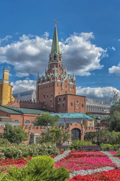 モスクワ ロシア モスクワ モスクワ クレムリン の近くで最初の公共公園の 2018 のカラフルな花壇はそれに観光客のためのお気に入りのスポットを作る — ストック写真