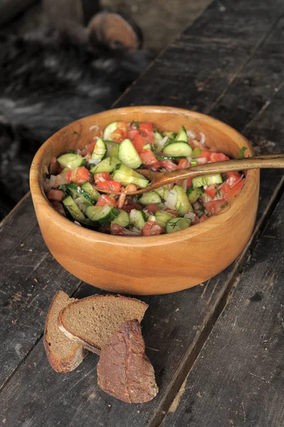 Een Houten Kom Met Een Salade Twee Sneetjes Brood Een — Stockfoto