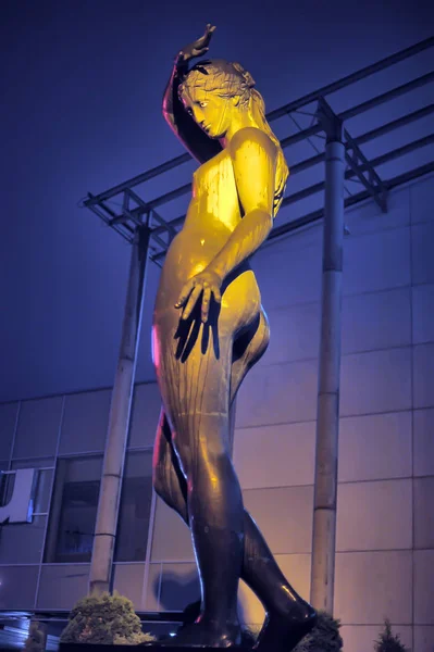 Tallin Estonia 2014 Estatua Una Mujer Desnuda Con Mano Cabeza — Foto de Stock