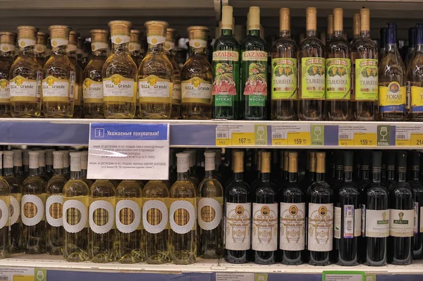 Rusland Petersburg 2014 Wijnen Schappen Van Supermarkt — Stockfoto