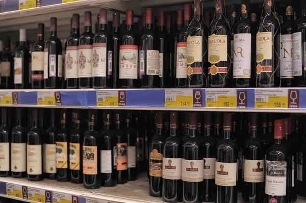 Rusia San Petersburgo 2014 Vinos Los Estantes Los Supermercados — Foto de Stock