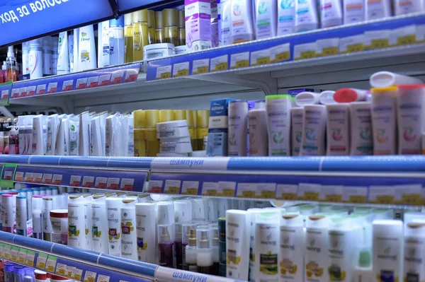 Süpermarkette Rafta Rusya Petersburg 2014 Şampuan Saç Ürünleri — Stok fotoğraf