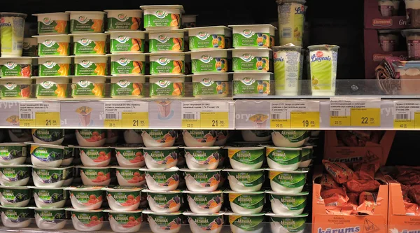 Rusia San Petersburgo 2014 Yogur Estante Del Supermercado — Foto de Stock