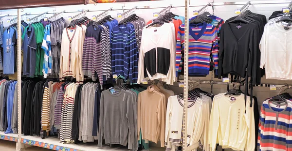 Russia San Pietroburgo 2014 Abbigliamento Giacche Maglioni Supermercato — Foto Stock