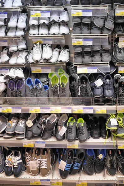 Russia San Pietroburgo 2014 Sneakers Sullo Scaffale Del Supermercato — Foto Stock