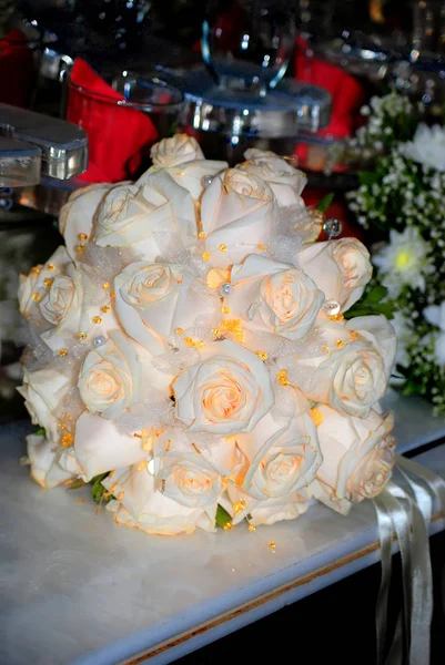 Γαμήλια Ανθοδέσμη Τριαντάφυλλα Και Χάντρες — Φωτογραφία Αρχείου