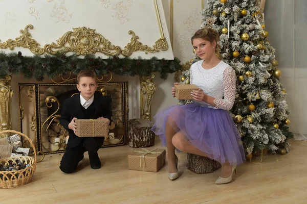 Meisje Tiener Met Haar Broer Geschenken Aan Kerstboom Met Kerstmis — Stockfoto