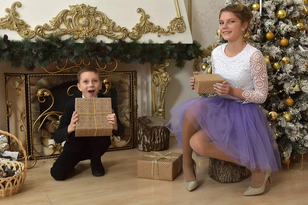 Girl Teenager Her Brother Gifts Christmas Tree Christmas — Stock Photo, Image